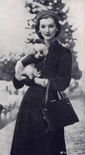 模特,她绝对不是邻家女孩,她的每一个poss都流露出优雅与一种贵族气质