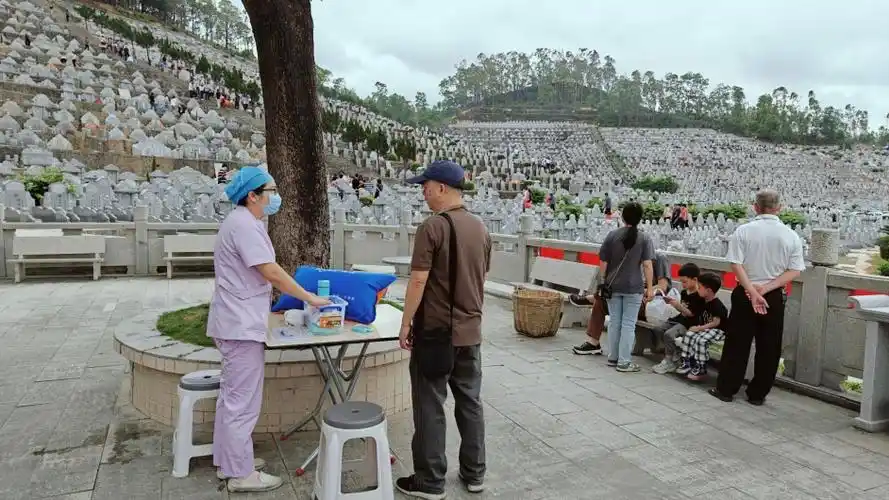江门市迎来祭扫高峰祭扫场所平稳有序