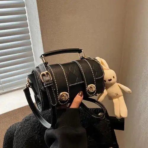 2023新款温柔减龄通用磁扣邮差包显气质