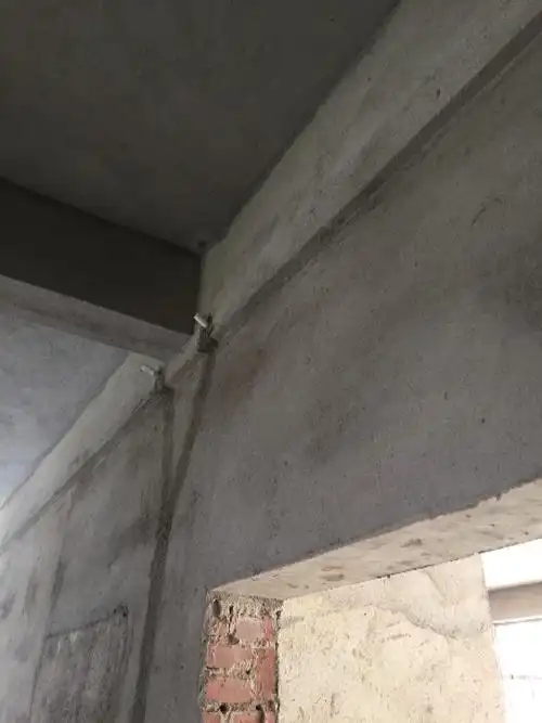 自建房4楼在梁下开这个2米的门可以吗,大神