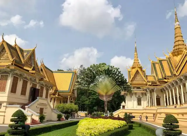 曾饱受欢迎,美女如云的柬埔寨,为何现在已经没有游客愿意去了?