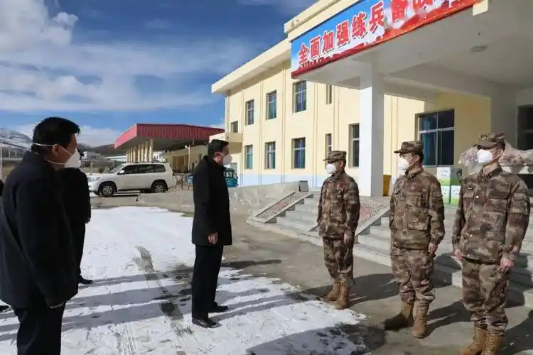 在陆军青藏兵站部格尔木大站结古兵站,周洪源一行详细询问了官兵工作