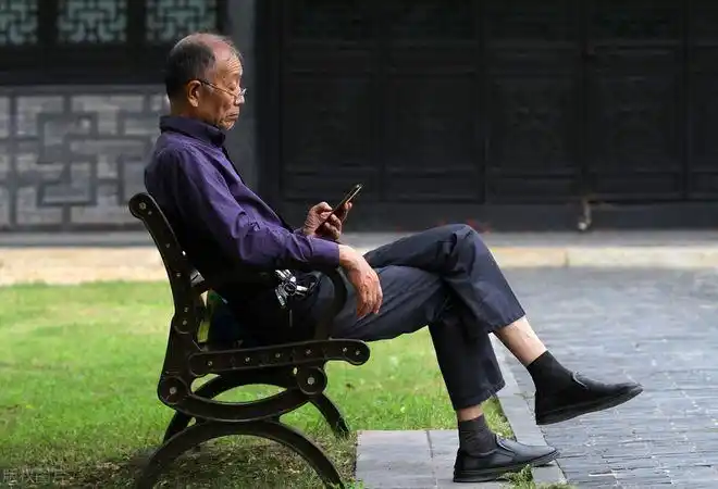 67岁大爷忠告退休后再闲也不能经常去串门否则容易惹祸上身