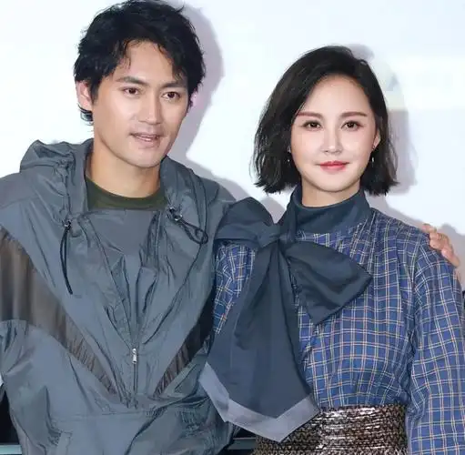 当年,张歆艺与杨树鹏的婚礼上,袁弘作为伴郎站在她身旁,谁能想到,不久