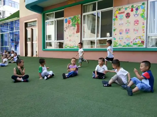 小朋友们步入小班的开学第一天生活!