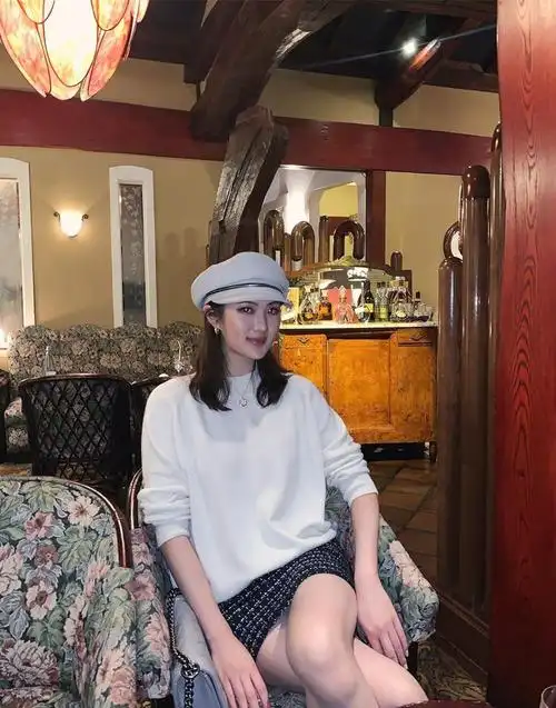 "华为小公主"女大十八变,瘦出尖下巴更精致,深v黑裙名媛范强_安娜