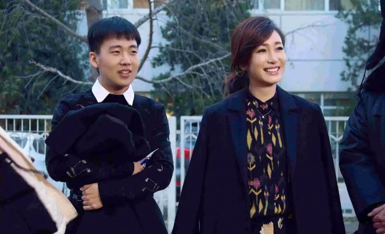 有一次,郭麒麟和秦海璐一起参加节目时,郭德纲告诉郭麒麟:看到秦海璐