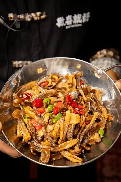 晋江老男人打造复古小楼天刚黑女孩子们就抢着来