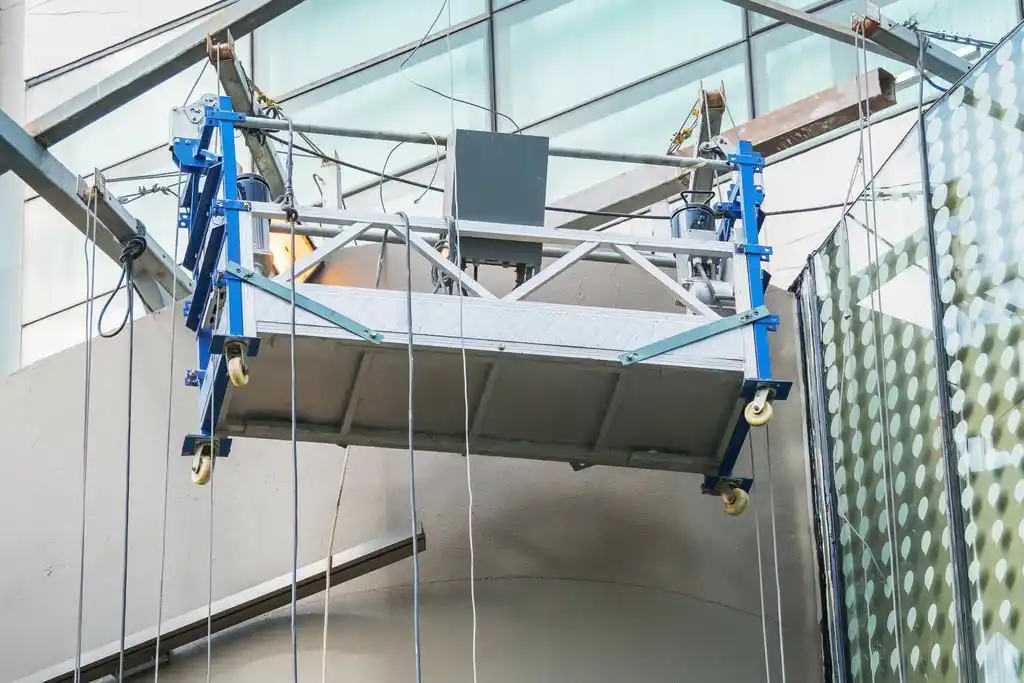 对建筑墙体空挂篮,修复建筑物墙体空支架