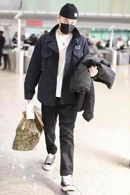 原创明星的穿衣打扮也挺普通的,欧豪穿一身黑就出门,也很有明星范