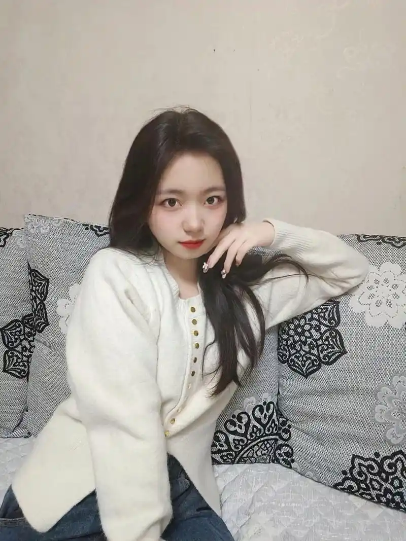 周末没地方去,在家沙发自拍也很不错,这小脸蛋滋润[捂脸][捂脸][捂脸]