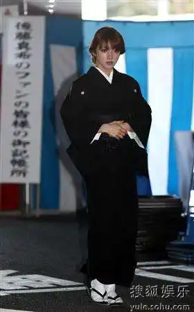后藤真希穿黑色和服身形憔悴