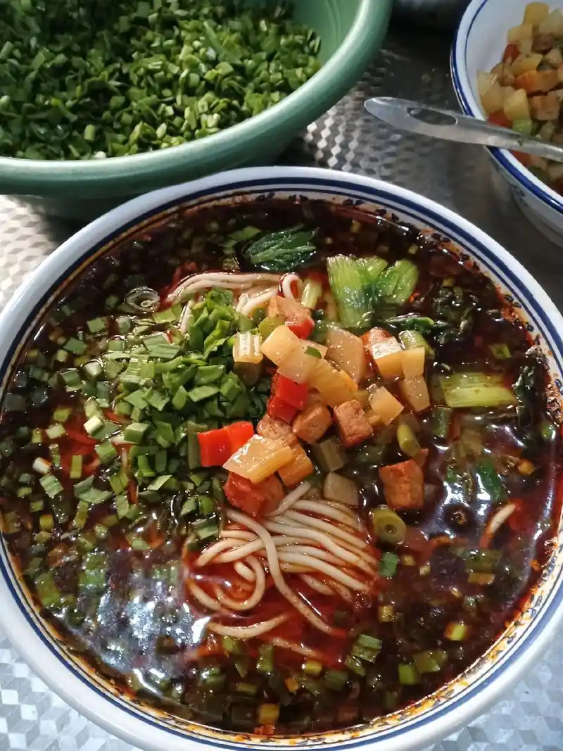 上热门,陕西特色美食推荐 周至咥得美特色大碗饸饹面,味道好极 - 抖音