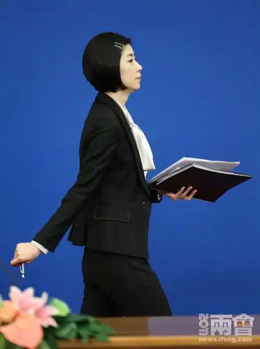 担任外交部部长杨洁篪的美女翻译张璐走上台.