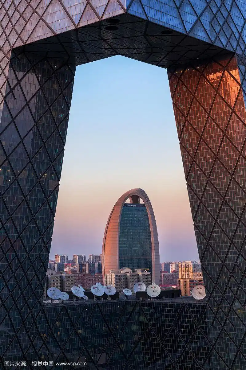 央视大楼下的人民日报社