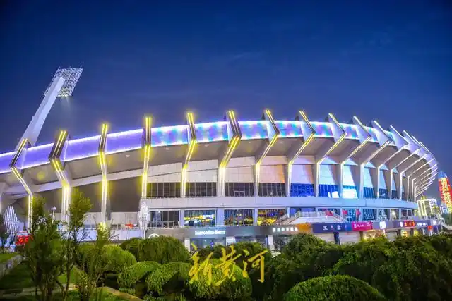 彩色装饰灯安装完毕,山东省体育中心再度点亮