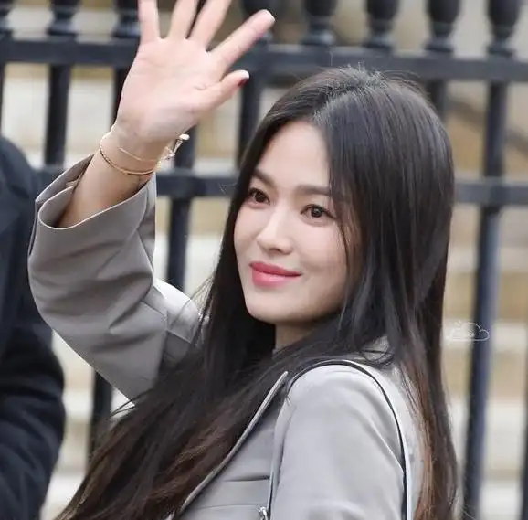 43岁宋慧乔生活照曝光,苹果肌不再饱满,手部皮肤展现实际年龄