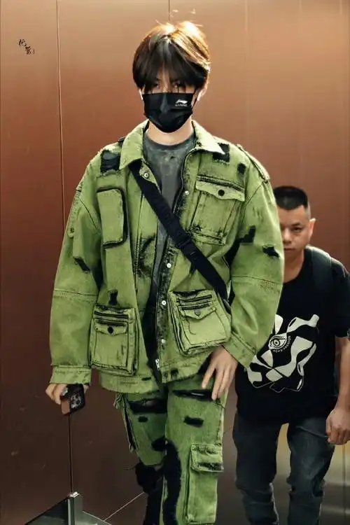 张真源绿色破洞套装造型##奔跑吧