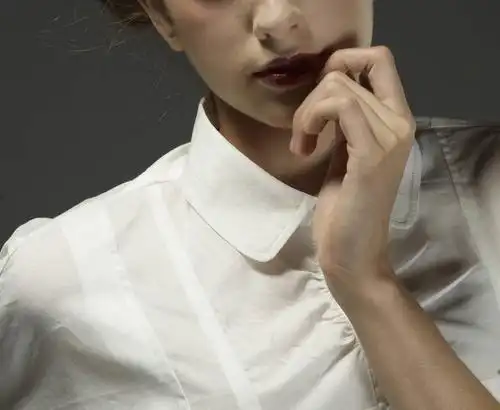 欧洲,欧洲人,仅一个年轻女性,仅一个女性,仅一个人,撑,灰色背景,托腮