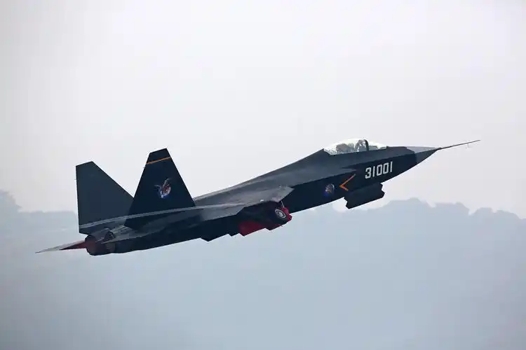 歼31加力起飞视频流出,可在航母滑越起飞,已超f35