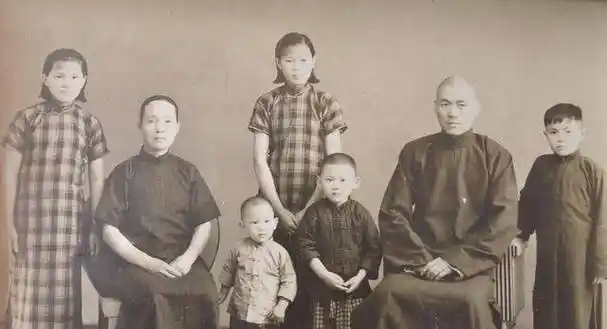 1.1943年,上海王开照相馆拍摄的家庭照.2.1943年,上海久大木号收条.3.