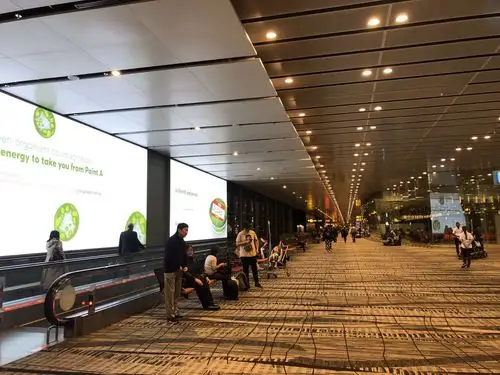 到达新加坡樟宜机场已经是半夜了.