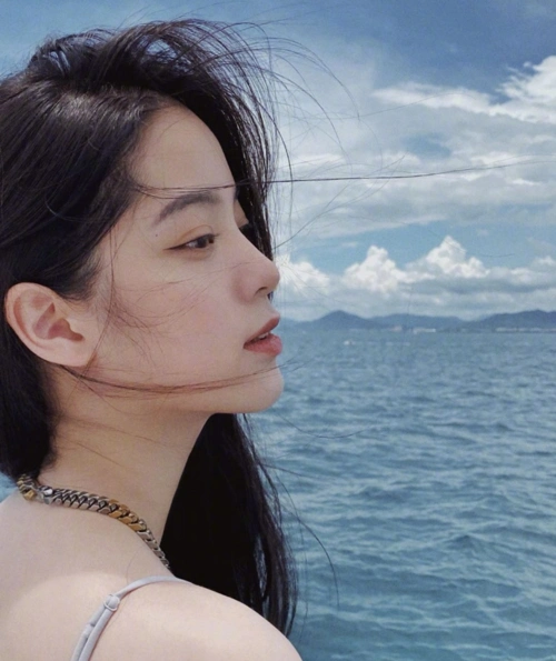 欧阳娜娜更新旅行照,侧脸状态引热议,有没有动鼻子很明显