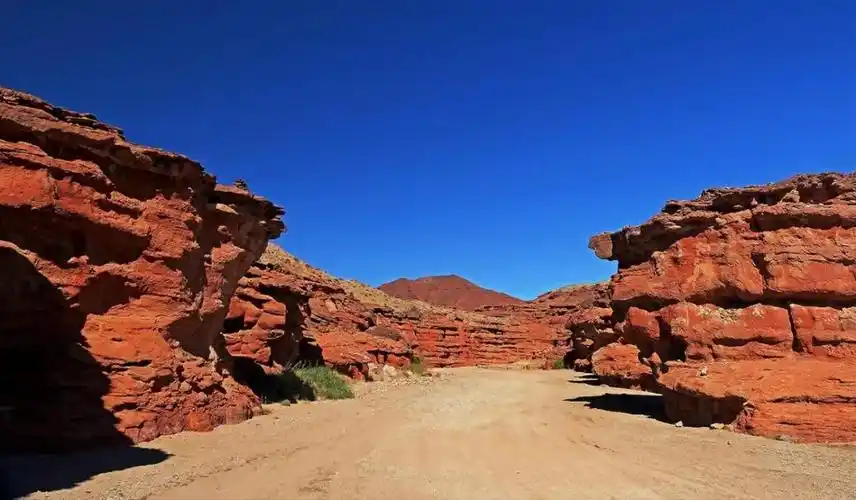 by中国航天报▼除了美丽特别的风景阴山山脉地区大部分由古老变质岩组