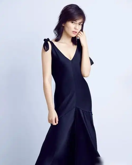 高圆圆,陈数,刘涛等38岁 女明星,深v连衣裙展现成熟女人的魅力