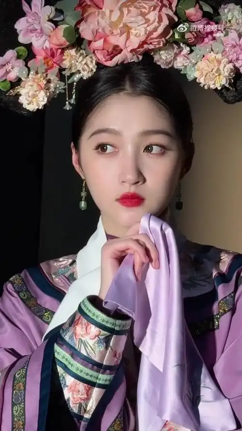 春楠关晓彤 穿烟紫色旗服的小主  素雅的妆容搭配紫色清装,原生感的