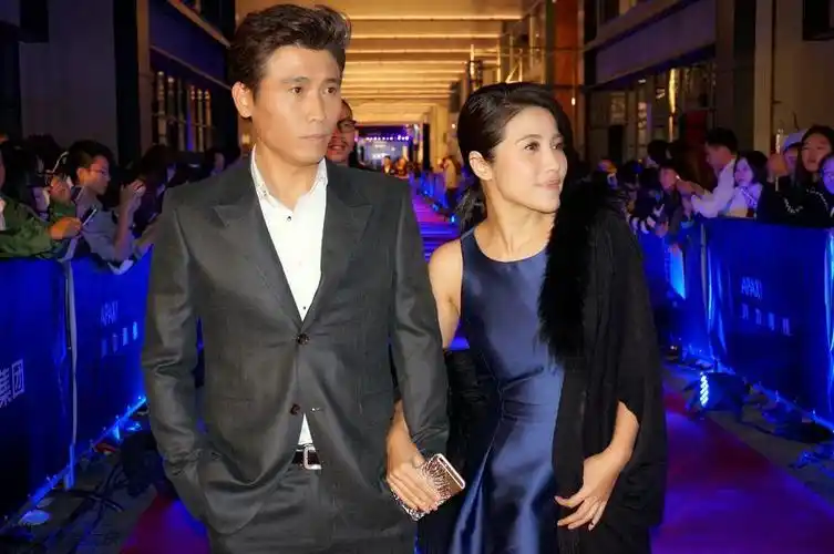 除了颜丙燕外,李乃文另一个绯闻女友就是黄曼,甚至有不少人都觉得两人