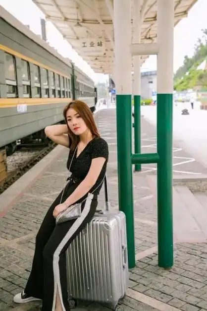 在火车上,顺手帮助了一个陌生女人,却在旅途上与她发生了一段情