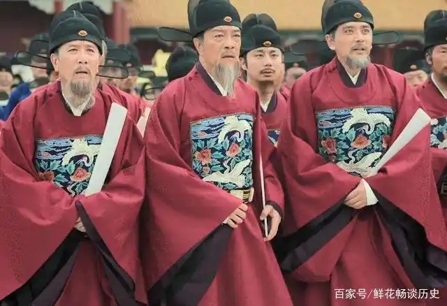 清朝官员上朝的时候,为什么手里没有拿"笏板"呢?