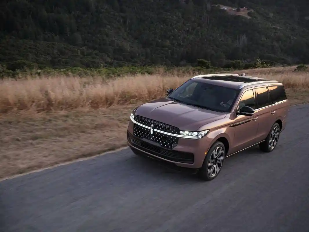 全新林肯领航员发布,外观更帅,内饰科技感提升,配48英寸贯穿屏