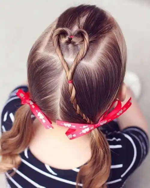 唯美小萝莉爱心编发,家里有小公举的赶紧学起来