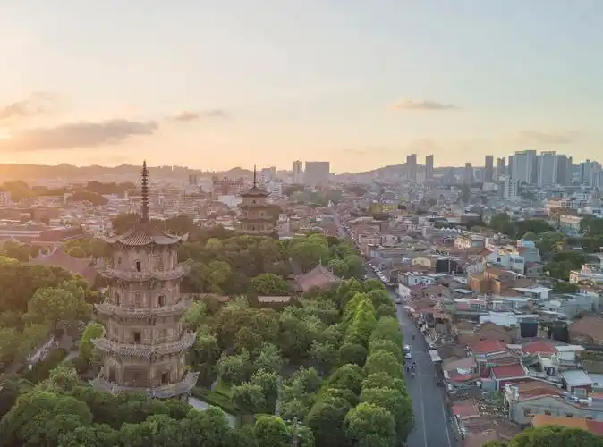 泉州人口和城市的发展伴随着中国历史上三次"衣冠南渡",即北方的大批