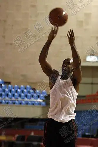 组图:马布里山西队首次训练 完美身材亮相主场