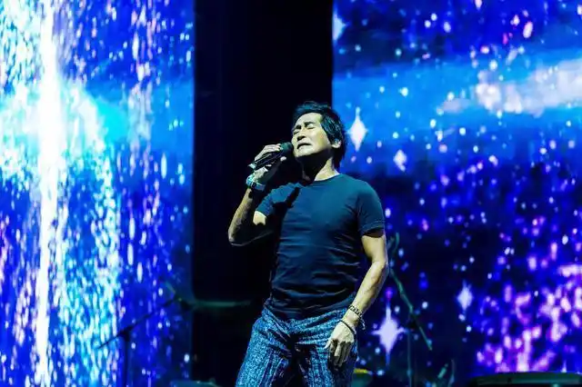 小哥齐秦的4首歌曲唱完,整个音乐节也进入了尾声.