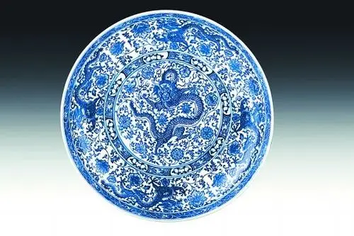 清乾隆青花九龙盘