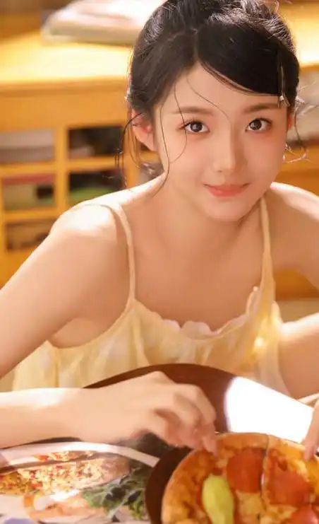 高颜值少女温馨私房写真手机壁纸养眼美女大眼睛好看的美女少女披萨