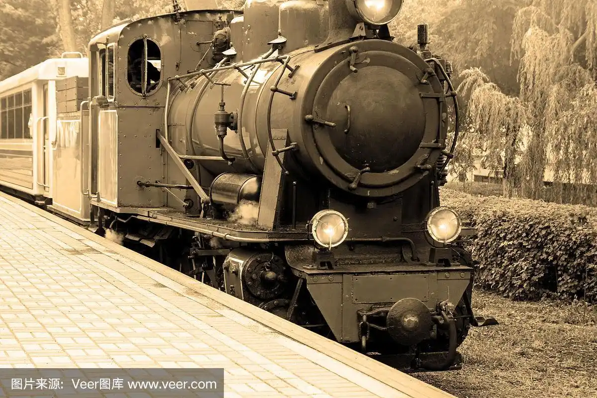 古老的蒸汽机车.老式蒸汽动力火车在轨道上行驶.