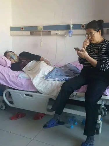 陪护姐姐在医院