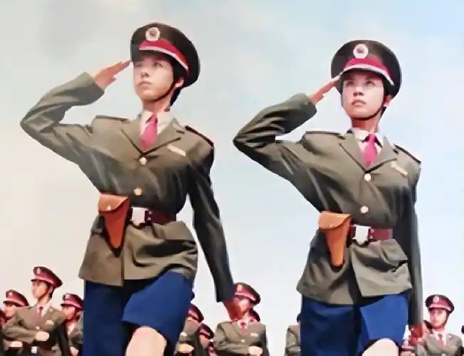 99年大阅兵,中国一双胞胎女兵走红全国,现在她们过得怎样?