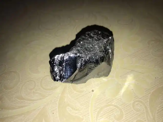 请问这个银色石头是什么