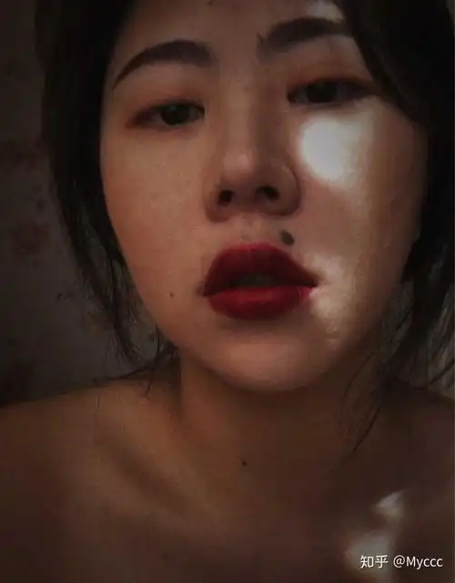 如果一个女孩子五官端正,然而嘴巴上有一颗黑痣,会减分吗?