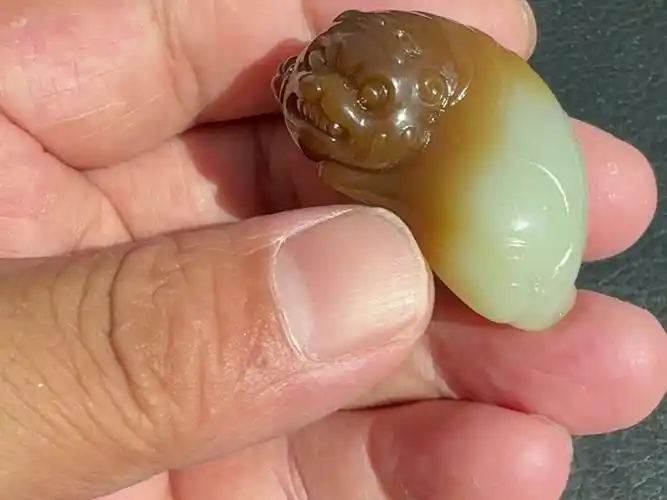 和田玉精品小挂件,俏色巧雕做工精细