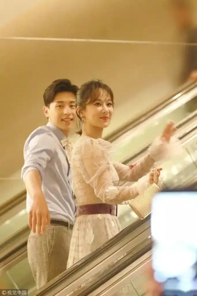 杨紫邓伦十指紧扣,四目相对,含情脉脉,看着都羡慕.