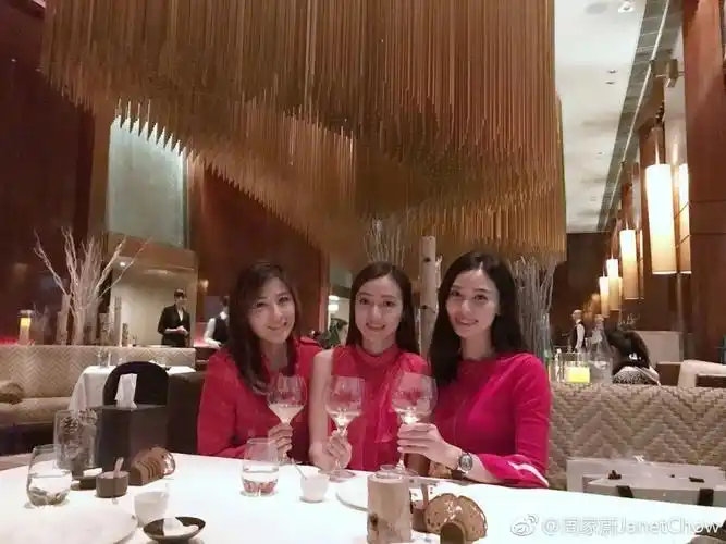 组图:周家蔚懒理老公洪天明出轨传闻 与闺蜜圣诞聚会吃到嗨