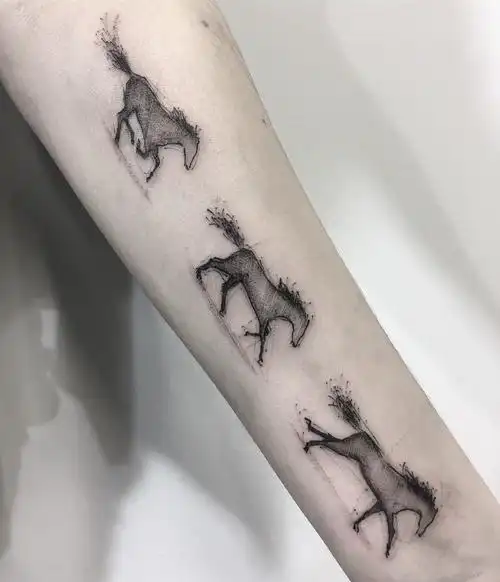 小臂点刺风奔跑的骏马纹身图案