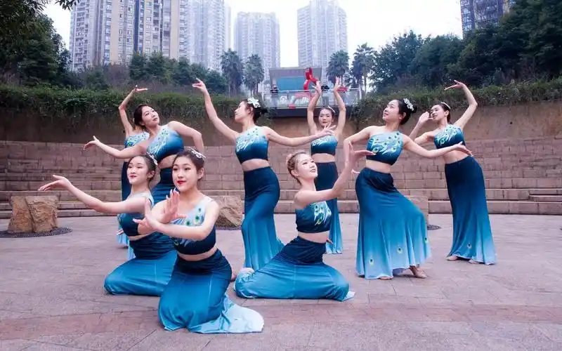 经典民族舞《傣家小妹走过来》傣族舞群舞-【单色舞蹈】(重庆)中国舞